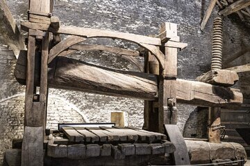 Weinpresse im Burgund, auf der vor Jahrhunderten Chardonnay verarbeitet wurde