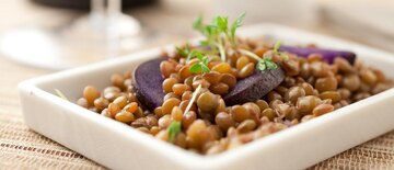 Linsen mit lila Kartoffeln und Kresse