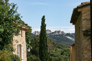 Séguret etwa zwischen der Ebene und der Höhe der Dentelles de Montmirail