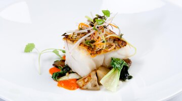 Saibling mit krosser Kruste zu einem gedämpften Rotkohl