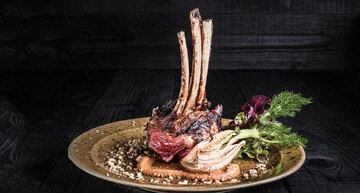 Im Ofen rosa gebratenes Lamm zum Beaujolais