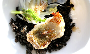 Die dunklen Linsen sind nicht nur auf dem Teller die Grundlage