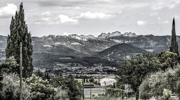 Rasteau in der [[reg || Provence]] liegt auf einem Hügel oberhalb der Ouvèze, einem kleinen Fluß, der die Region formte. Die Dentelles de Montmirail im Hintergrund liegen oberhalb von [[reg || Gigondas]].