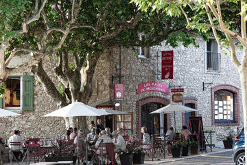 Am Marktplatz von Gigondas kaufen Reisende die Weine der  [[win || domaine_brusset || Domaine Brusset]] oder geniessen sie im Restaurant