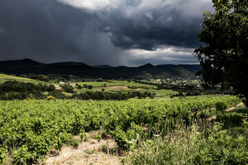 Gewitter über Rasteau an der südlichen Rhône