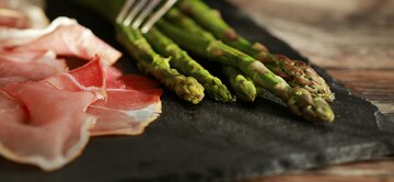 Schinken zu Spargel - salzig der rohe Schinken, eher harmonisch der gekochte Schinken, zu dem wieder Chardonnay und Viognier oder ein Marsanne von der Rhône eine gute Wahl sind.