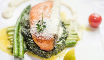 Grüner und weißer Spargel zu Fisch passt sehr gut. Heimische Forelle wie aus dem Meer ([[pas || Lachs]] eignen sich beider hervorragend.
