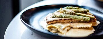 Spargel mit Kalb  und Pasta oder das klassische Wiener Schnitzel werden eher von volumenreicheren Weinen, auch Rotwein begleitet